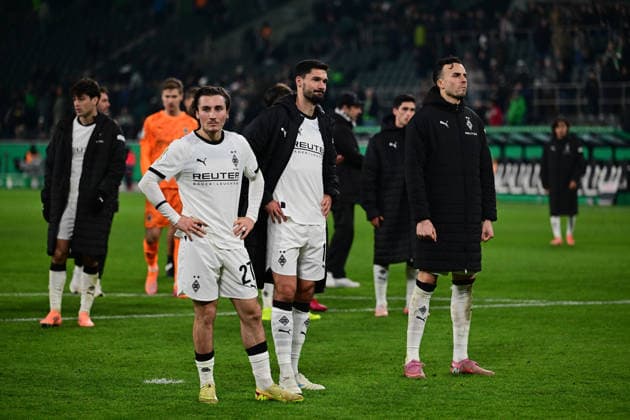02 12 2025 Moenchengladbach Fußball, Herren, Saison 2025 2026, DFB Pokal, Achtelfinale Borussia Moenchengladbach vs FC St Pauli Enttaeuscht Enttaeuschtung bei den Gladbachern nach Spielende v li Rocco Reitz Gladbach , Tim Kleindienst Gladbach , Haris Tabakovic Gladbach DFL regulations prohibit any use of photographs as image sequences and or quasi video Borussia Park NRW Deutschland