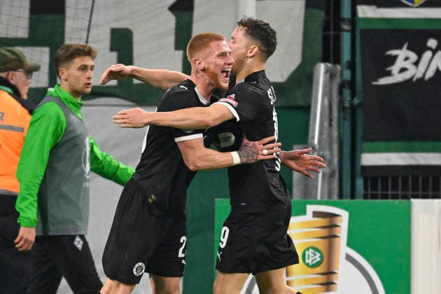 Louis Oppie Pauli 23 cheers after scoring 1 2 with Martijn Kaars Pauli 19 02 12 2025 Soccer Borussia Moenchengladbach vs FC St Pauli, Borussia Park, Moenchengladbach, DFB DFL REGULATIONS PROHIBIT ANY USE OF PHOTOGRAPHS AS IMAGE SEQUENCES AND OR QUASI VIDEO Copyright: xpepphotox xHorstxMauelshagenx pep00321, pep_20251202_hm_219015