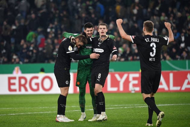 Paulis players celebrate victory after the final whistle 02 12 2025, Football DFB Pokal, Season 2025 2026, Round of 16, Borussia Mönchengladbach FC St Pauli DFB regulations prohibit any use of photographs as image sequences and or quasi video Moenchengladbach Borussia Park Nordrhein Westfalen Germany Team2