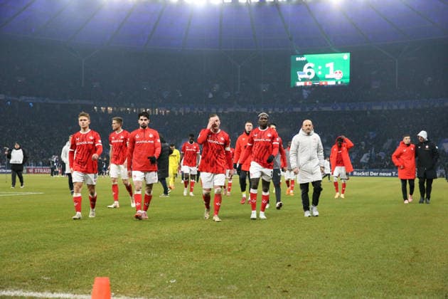 02 12 2025, xrekx, Fußball DFB Pokal 1 8 Finale, Hertha BSC Berlin 1 FC Kaiserslautern v l Spielende FC Kaiserslautern geht zu den Fans Marlon Ritter 1 FC Kaiserslautern kltr Afeez Aremu 1 FC Kaiserslautern DFL DFB REGULATIONS PROHIBIT ANY USE OF PHOTOGRAPHS as IMAGE SEQUENCES and or QUASI VIDEO Berlin