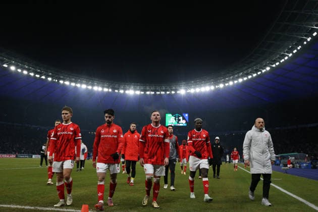 02 12 2025, xrekx, Fußball DFB Pokal 1 8 Finale, Hertha BSC Berlin 1 FC Kaiserslautern v l Spielende FC Kaiserslautern geht zu den Fans Marlon Ritter 1 FC Kaiserslautern Afeez Aremu 1 FC Kaiserslautern Torsten Lieberknecht Trainer 1 FC Kaiserslautern DFL DFB REGULATIONS PROHIBIT ANY USE OF PHOTOGRAPHS as IMAGE SEQUENCES and or QUASI VIDEO Berlin