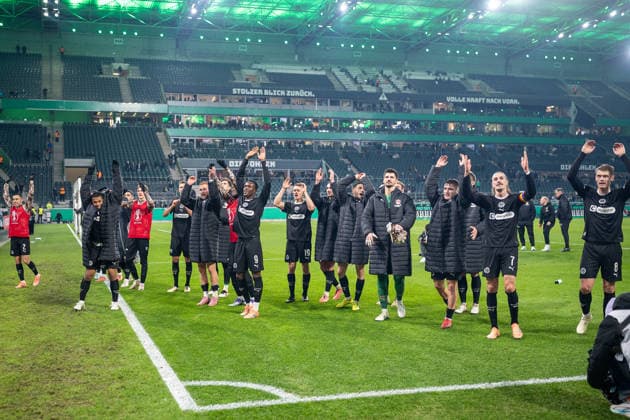 02 12 2025, Football DFB Cup, Season 2025 2026, Round of 16, Borussia Moenchengladbach vs FC St Pauli at Borussia Park in Moenchengladbach The team celebrates the victory and thus the advancement in the cup in front of their fan block Important note According to the regulations of the DFL German Football League and the DFB German Football Association, it is prohibited to to utilize or have utilized photographs taken in the stadium and or of the match in the form of sequential images and or video-like photo series Foto Kirchner Media Thomas Haesler Copyright: xKirchner-Media ThomasxHaeslerx