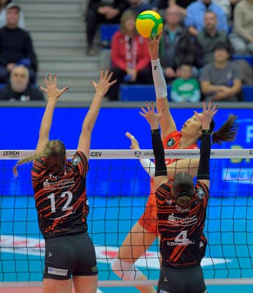 02 12 2025, Ting Zhu lobs over Dresdens Mette Pfeffer and Dresdens Emma Grome, Volleyball, Dresdner SC Carraro Prosecco DOC Conegliano, Champions League, c Dresden
