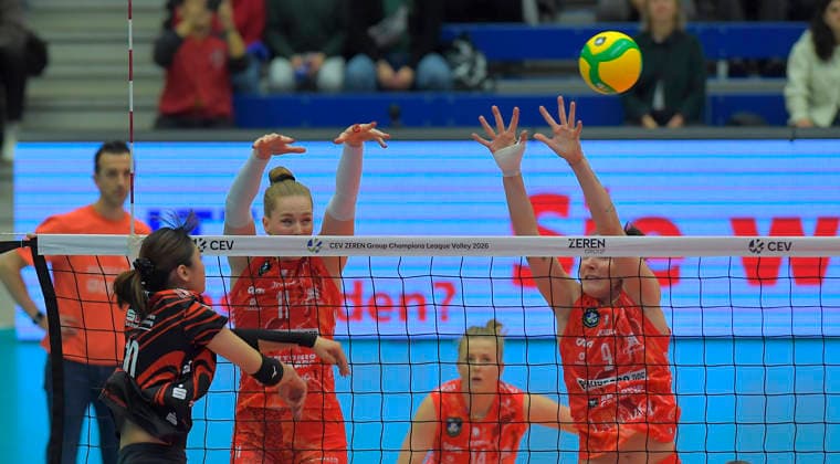 02 12 2025, Dresdens Miku Akimoto gets stuck on the Italian block, Volleyball, Dresdner SC Carraro Prosecco DOC Conegliano, Champions League, c Dresden
