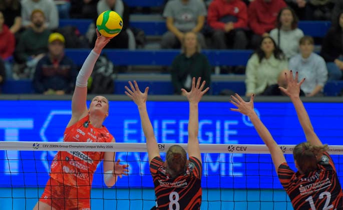 02 12 2025, Isabelle Haak against Dresdens Jette Kuipers and Dresdens Mette Pfeffer, Volleyball, Dresdner SC Carraro Prosecco DOC Conegliano, Champions League, c Dresden