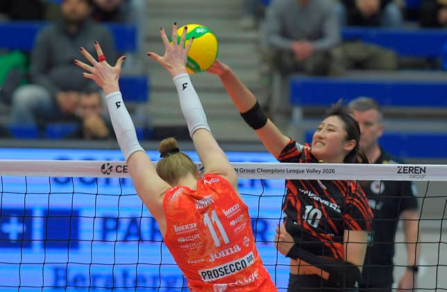 02 12 2025, Dresdens Miku Akimoto overcomes Isabelle Haak, Volleyball, Dresdner SC Carraro Prosecco DOC Conegliano, Champions League, c Dresden