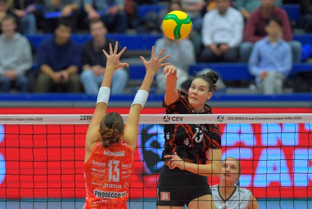 02 12 2025, Dresdens Florentine Rosemann overcomes Matilda Munari, Volleyball, Dresdner SC Carraro Prosecco DOC Conegliano, Champions League, c Dresden