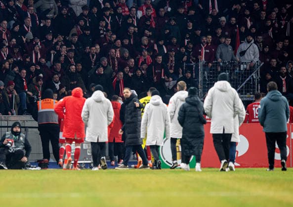 Soccer, Men, 2025 2026 season, DFB Cup round of 16, Hertha BSC 1 FC Kaiserslautern, Kaiserlautern players and fans disappointed after the final whistle, 02 12 2025, Copyright: xSebastianxRäppold MatthiasxKochx