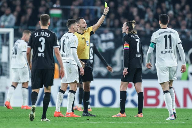 Soccer DFB Cup round of 16 Borussia Mönchengladbach FC St Pauli on 02 12 2025 at Borussia Park in Mönchengladbach Jackson Irvine St Pauli , right sees the yellow card from referee Sven Jablonski Bremen , left DFB regulations prohibit any use of photographs as image sequences and or quasi video xJRx