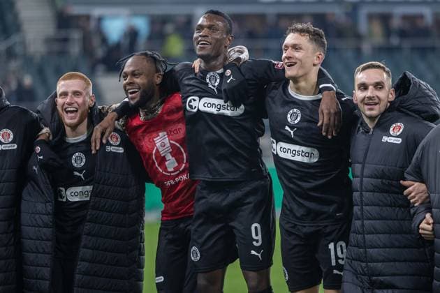 Soccer DFB Cup Round of 16 Borussia Mönchengladbach FC St Pauli on 02 12 2025 at Borussia Park in Mönchengladbach Abdoulie Ceesay St Pauli , left Martijn Kaars St Pauli , right celebrate the victory DFB regulations prohibit any use of photographs as image sequences and or quasi video xJRx