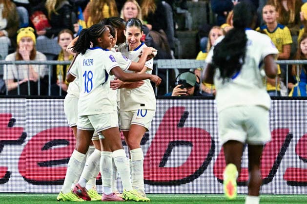 Frances Clara Mateo celebrates with the team after her goal, 0-1, during the Nations League bronze medal match between Sweden and France at 3Arena, Stockholm, Sweden December 2, 2025 STOCKHOLM SWEDEN x10030x  Copyright: xJonasxEkströmer TTx NATIONS LEAGUE SWEDEN-FRANCE