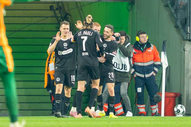 St Pauli celebrates the 1 2 VfL Borussia Moenchengladbach vs FC St Pauli, Football, DFB Pokal, Round of 16, Season 2025 2026, 02 12 2025 DFB REGULATES PROHIBIT ANY USE OF PHOTOGRAPHS AS IMAGE SEQUENCES AND OR QUASI VIDEO VfL Borussia Moenchengladbach vs FC St Pauli, Football, DFB Pokal, Round of 16, Season 2025 2026, 02 12 2025 Moenchengladbach Copyright: xEibner-Pressefoto J.xDerondeaux EP_JDU