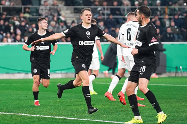 Germany DFB Pokal 2025 26, Round of 16 Borussia Mönchengladbach vs FC St Pauli 02 12 2025 Borussia Park Mönchengladbach, Nord Rhein Westfalen Goal to 0 1 by Martijn Kaars FC St Pauli, 19 Goal celebration Joy about goal Copyright: xCelinaxLeiersx