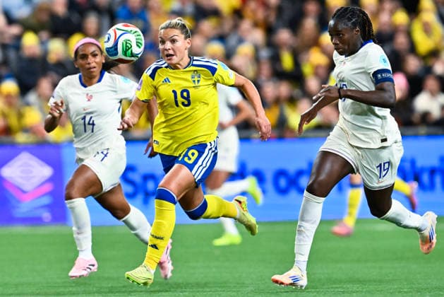 Sweden s Johanna Rytting Kaneryd against France s Perle Morroni and Griedge Mbock Bathy during the Nations League bronze medal match between Sweden and France at 3Arena, Stockholm, Sweden December 2, 2025 STOCKHOLM SWEDEN x10030x  Copyright: xJonasxEkströmer TTx NATIONS LEAGUE SWEDEN-FRANCE