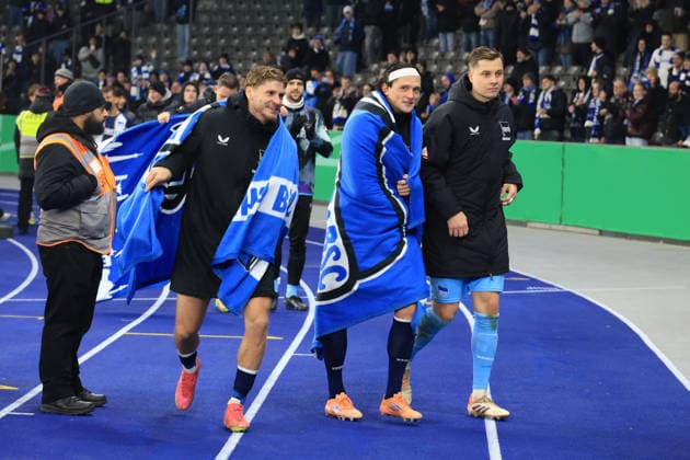 DEU, DFB Pokal, Hertha BSC vs 1 FC Kaiserslautern, 02 12 2025, Berliner Olympiastadion, Berlin, DEU, DFB Pokal, Hertha BSC vs 1 FC Kaiserslautern, im Bild Hertha Spielerkreis, Fabian Reese Hertha BSC Berlin 11 , Tjark Ernst Hertha BSC Berlin 1 , Marton Dardai Hertha BSC Berlin 31 DFL regulations prohibit any use of Photographs as image sequences and or quasi video nordphotoxGmbHx xEngler nph00076