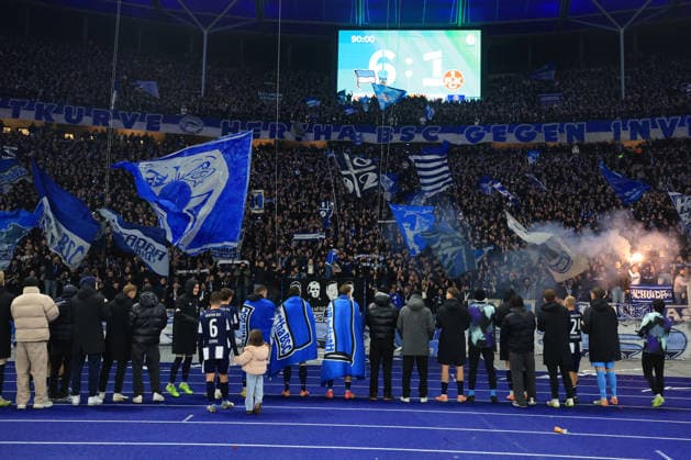 DEU, DFB Pokal, Hertha BSC vs 1 FC Kaiserslautern, 02 12 2025, Berliner Olympiastadion, Berlin, DEU, DFB Pokal, Hertha BSC vs 1 FC Kaiserslautern, im Bild Hertha Spielerkreis,, Scoreboard with the final result, 6 1 DFL regulations prohibit any use of Photographs as image sequences and or quasi video nordphotoxGmbHx xEngler nph00076