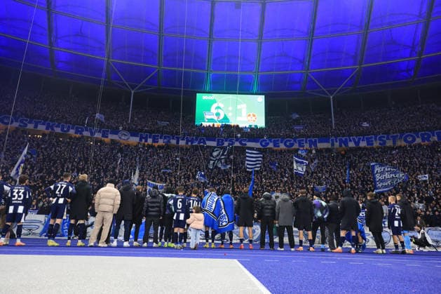DEU, DFB Pokal, Hertha BSC vs 1 FC Kaiserslautern, 02 12 2025, Berliner Olympiastadion, Berlin, DEU, DFB Pokal, Hertha BSC vs 1 FC Kaiserslautern, im Bild Hertha Spielerkreis,, Scoreboard with the final result, 6 1 DFL regulations prohibit any use of Photographs as image sequences and or quasi video nordphotoxGmbHx xEngler nph00076