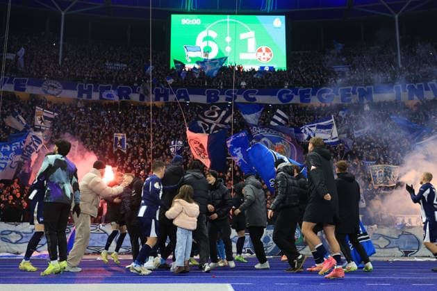 DEU, DFB Pokal, Hertha BSC vs 1 FC Kaiserslautern, 02 12 2025, Berliner Olympiastadion, Berlin, DEU, DFB Pokal, Hertha BSC vs 1 FC Kaiserslautern, im Bild Hertha Spielerkreis,, Scoreboard with the final result, 6 1 DFL regulations prohibit any use of Photographs as image sequences and or quasi video nordphotoxGmbHx xEngler nph00076