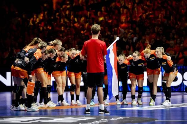 ROTTERDAM - The Dutch players perform the national anthem during the World Cup handball match in Group E between the Netherlands and Austria at Ahoy Rotterdam. ANP ROBIN VAN LONKHUIJSEN xVIxANPxSportx xxANPxIVx 543695662 originalFilename: 543695662.jpg