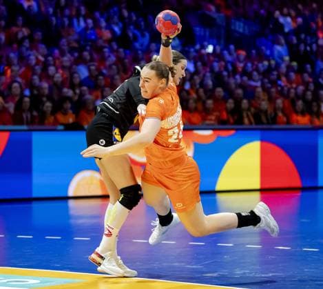 ROTTERDAM - RomÃ e Maarschalkerweerd (NED) and Ines IvanÄok-Soltic (AUT) during the World Cup handball match in Group E between the Netherlands and Austria at Ahoy Rotterdam. ANP ROBIN VAN LONKHUIJSEN xVIxANPxSportx xxANPxIVx 543696247 originalFilename: 543696247.jpg