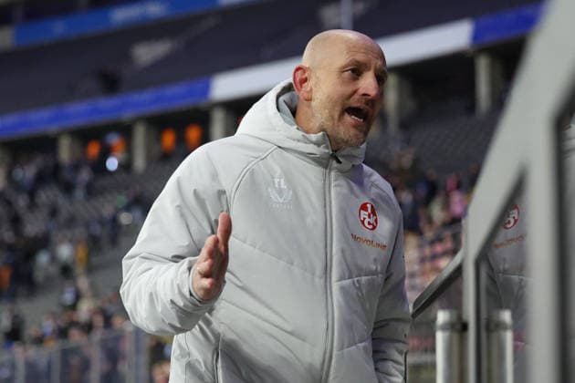02.12.2025, xrekx, Fussball DFB Pokal 1 8 Finale, Hertha BSC Berlin - 1.FC Kaiserslautern v.l. Torsten Lieberknecht Trainer (1.FC Kaiserslautern) bei den Fans nach Spielende (DFL DFB REGULATIONS PROHIBIT ANY USE OF PHOTOGRAPHS as IMAGE SEQUENCES and or QUASI-VIDEO) Berlin
