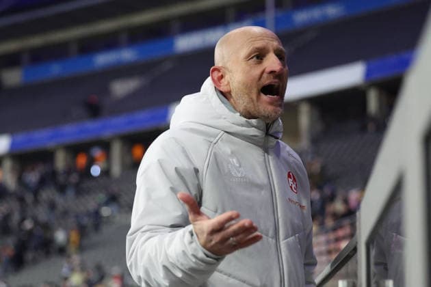 02.12.2025, xrekx, Fussball DFB Pokal 1 8 Finale, Hertha BSC Berlin - 1.FC Kaiserslautern v.l. Torsten Lieberknecht Trainer (1.FC Kaiserslautern) bei den Fans nach Spielende (DFL DFB REGULATIONS PROHIBIT ANY USE OF PHOTOGRAPHS as IMAGE SEQUENCES and or QUASI-VIDEO) Berlin