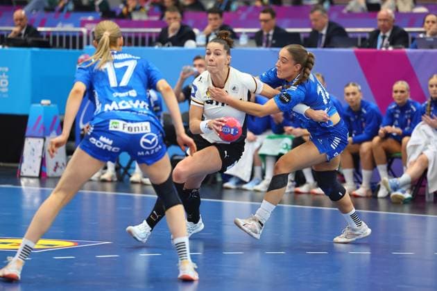 Emily Vogel Germany in duel with Suna Hansen Faroe Islands Faroe Islands vs Germany, Handball, Womens World Championship, 02 12 2025 Faroe Islands vs Germany, Handball, Womens World Championship, 02 12 2025 Dortmund Copyright: xEibner-Pressefotox EP_RWS