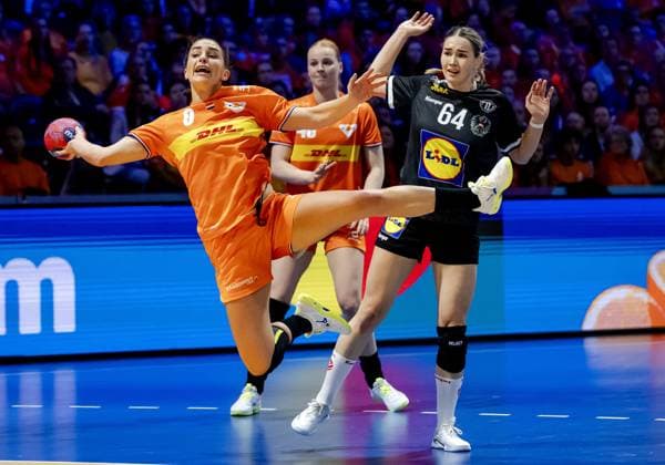 ROTTERDAM - Larissa Nüsser (NED) and Ana PandÅ¾a (AUT) during the World Cup handball match in Group E between the Netherlands and Austria at Ahoy Rotterdam. ANP ROBIN VAN LONKHUIJSEN xVIxANPxSportx xxANPxIVx 543697075 originalFilename: 543697075.jpg