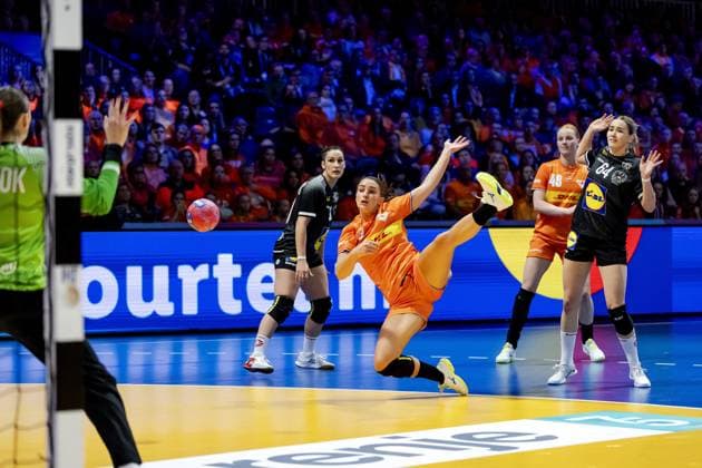 ROTTERDAM - Larissa Nüsser (NED) and Ana PandÅ¾a (AUT) during the World Cup handball match in Group E between the Netherlands and Austria at Ahoy Rotterdam. ANP ROBIN VAN LONKHUIJSEN xVIxANPxSportx xxANPxIVx 543697084 originalFilename: 543697084.jpg