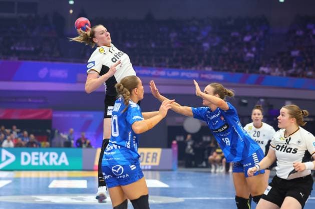 Torwurf von Viola Leuchter (Deutschland) Färöer-Inseln vs Deutschland, Handball, Frauen-Weltmeisterschaft, 02.12.2025 Färöer-Inseln vs Deutschland, Handball, Frauen-Weltmeisterschaft, 02.12.2025 Dortmund Copyright: xEibner-Pressefotox EP_RWS