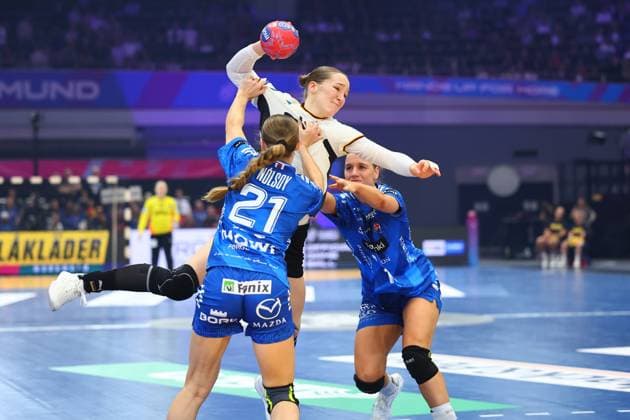 Torwurf von Nieke Kuehne (Deutschland) Färöer-Inseln vs Deutschland, Handball, Frauen-Weltmeisterschaft, 02.12.2025 Färöer-Inseln vs Deutschland, Handball, Frauen-Weltmeisterschaft, 02.12.2025 Dortmund Copyright: xEibner-Pressefotox EP_RWS