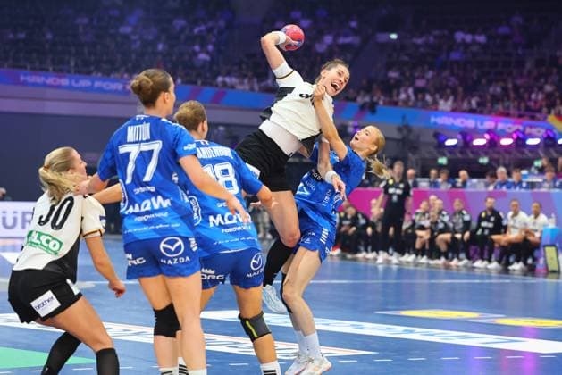 Torwurf von Emily Vogel (Deutschland) Färöer-Inseln vs Deutschland, Handball, Frauen-Weltmeisterschaft, 02.12.2025 Färöer-Inseln vs Deutschland, Handball, Frauen-Weltmeisterschaft, 02.12.2025 Dortmund Copyright: xEibner-Pressefotox EP_RWS
