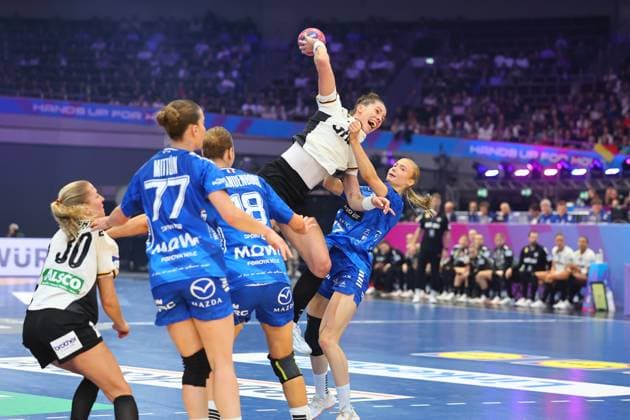Torwurf von Emily Vogel (Deutschland) Färöer-Inseln vs Deutschland, Handball, Frauen-Weltmeisterschaft, 02.12.2025 Färöer-Inseln vs Deutschland, Handball, Frauen-Weltmeisterschaft, 02.12.2025 Dortmund Copyright: xEibner-Pressefotox EP_RWS