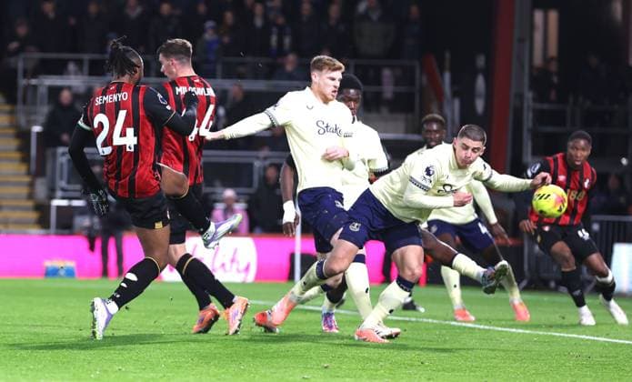 The shot of Antoine Semenyo of AFC Bournemouth appears to hit the hand of Vitaliy Mykolenko of Everton but no penalty is awarded AFC Bournemouth v Everton, Premier League, Football, Vitality Stadium, Bournemouth, UK - 02 Dec 2025Bournemouth Vitality Stadium United Kingdom EDITORIAL USE ONLY No use with unauthorised audio, video, data, fixture lists, club league logos or live services. Online in-match use limited to 120 images, no video emulation. No use in betting, games or single club league player publications. Copyright: xKieranxMcManus Shutterstockx 16005565s