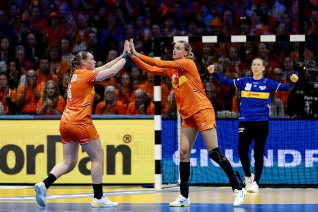 ROTTERDAM - RomÃ e Maarschalkerweerd (NED) and Kelly Dulfer (NED) during the World Cup handball match in Group E between the Netherlands and Austria at Ahoy Rotterdam. ANP ROBIN VAN LONKHUIJSEN xVIxANPxSportx xxANPxIVx 543697306 originalFilename: 543697306.jpg
