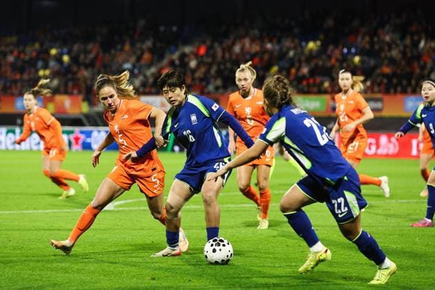 WAALWIJK - (l-r) Marisa Olislagers of the Netherlands, Minji Kim of South Korea, Hyojoo Choo of South Korea during the friendly match between the Netherlands (w) and South Korea (w) at the Mandemakers Stadium on December 2, 2025, in Waalwijk, Netherlands. ANP BART STOUTJESDIJK International Friendly, Länderspiel, Nationalmannschaft 2025-2026 xVIxANPxSportx xxANPxIVx 543697398 originalFilename: 543697398.jpg