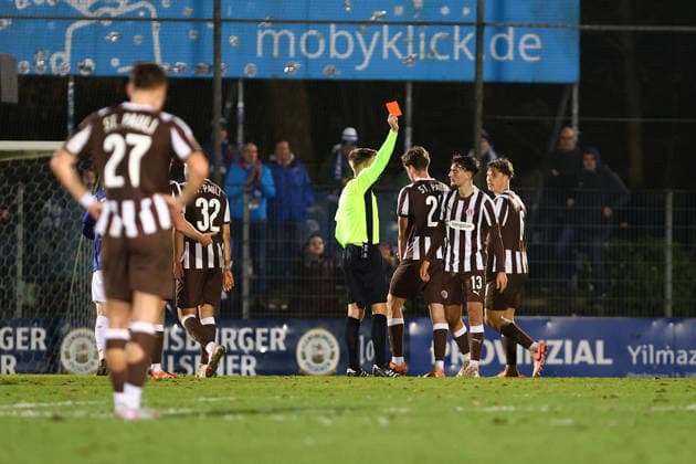 13 Julius Grunwald FC St Pauli U23 sees yellow and red in the closing stages Football I Men I Regionalliga Nord I Season 2025 2026 I 21 Matchday I FC St Pauli U23 VfB Oldenburg I 02 12 2025 I Edmund Plambeck Stadion