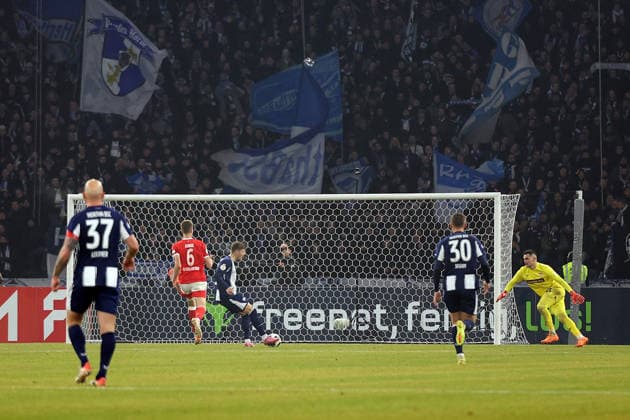 02 12 2025, xrekx, Soccer DFB Pokal 1 8 Final, Hertha BSC Berlin 1 FC Kaiserslautern v l Goal shot to 5 1 by Dawid Kownacki Hertha BSC Simon Simoni 1 FC Kaiserslautern DFL DFB REGULATIONS PROHIBIT ANY USE OF PHOTOGRAPHS as IMAGE SEQUENCES and or QUASI VIDEO Berlin
