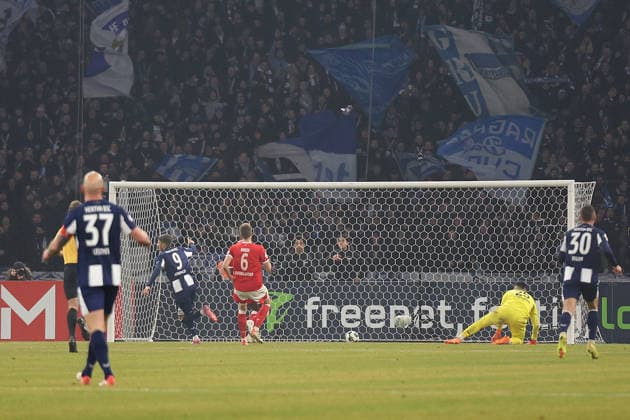02 12 2025, xrekx, Fußball DFB Pokal 1 8 Finale, Hertha BSC Berlin 1 FC Kaiserslautern v l Torjubel nach dem Tor zum celebrating the goal celebrate 5 1 durch Dawid Kownacki Hertha BSC Simon Simoni 1 FC Kaiserslautern DFL DFB REGULATIONS PROHIBIT ANY USE OF PHOTOGRAPHS as IMAGE SEQUENCES and or QUASI VIDEO Berlin