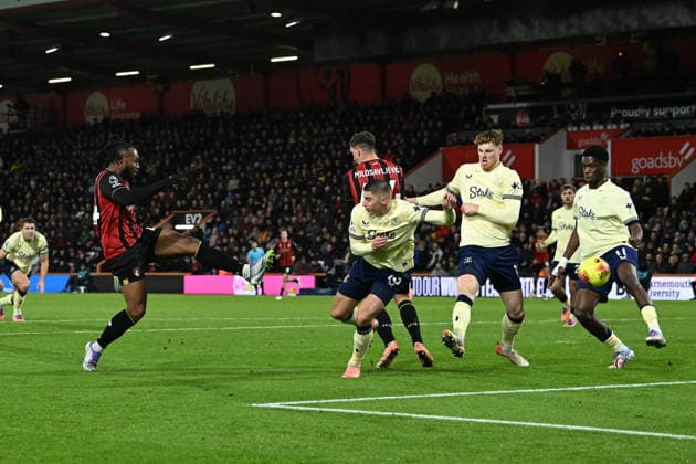 Bournemouth v Everton Premier League 02 12 2025. Antoine Semenyo (24) of AFC Bournemouth shoots at goal during the Premier League match between Bournemouth and Everton at the Vitality Stadium, Bournemouth, England on 2 December 2025. Bournemouth Vitality Stadium Dorset England Editorial use only DataCo restrictions apply See www.football-dataco.com , Copyright: xGrahamxHuntx PSI-23324-0044