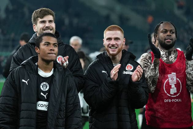 Germany DFB Pokal 2025 26, Round of 16 Borussia Mönchengladbach vs FC St Pauli 02 12 2025 Borussia Park Mönchengladbach, Nord Rhein Westfalen Louis Oppie FC St Pauli, 23 Joel Chima Fujita FC St Pauli, 16 Copyright: xx