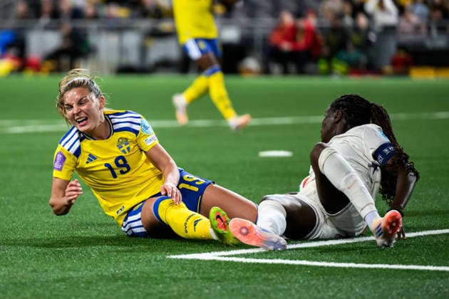 251202 Johanna Rytting Kaneryd of Sweden and Griedge Mbock Bathy of France during the Women s Nations League bronze medal second leg match between Sweden and France on December 2, 2025 in Stockholm Photo Jesper Zerman BILDBYRAN kod JZ JM0754 bbeng fotboll football soccer fotball nations league uefa women s nations league bronsmatch bronze medal match dam sverige sweden frankrike france  Copyright: JESPERxZERMAN BB251202JZ068