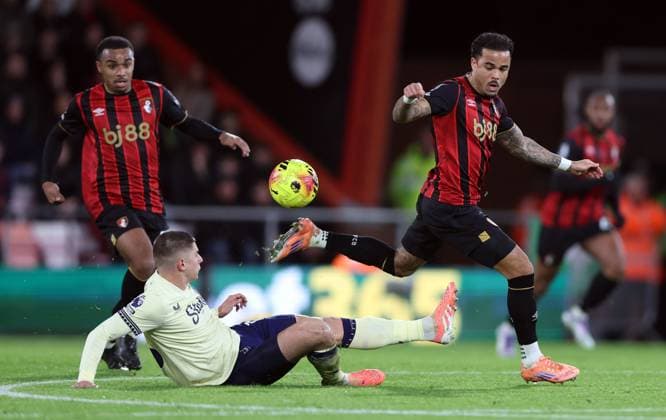 Vitaliy Mykolenko of Everton and Justin Kluivert of AFC Bournemouth in action AFC Bournemouth v Everton, Premier League, Football, Vitality Stadium, Bournemouth, UK - 02 Dec 2025Bournemouth Vitality Stadium United Kingdom EDITORIAL USE ONLY No use with unauthorised audio, video, data, fixture lists, club league logos or live services. Online in-match use limited to 120 images, no video emulation. No use in betting, games or single club league player publications. Copyright: xKieranxMcManus Shutterstockx 16005565t