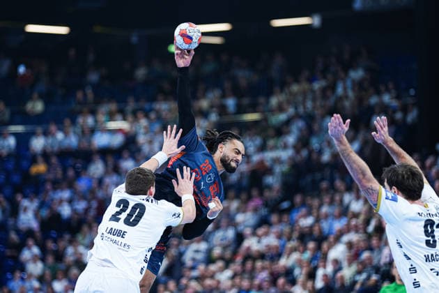Throw Goal Bryan Hugo Monte dos Santos Montpellier Handball, 26 , Lucas Laube THW Kiel, 20 GER, THW Kiel vs Montpellier Handball, Handball, EHF European League, Matchday 6, Season 2025 2026, 02 12 2025 GER, THW Kiel vs Montpellier Handball, Handball, EHF European League, Matchday 6, Season 2025 2026, 02 12 2025 Kiel Copyright: xEibner-Pressefoto MarcelxvonxFehrnx EP_MFN