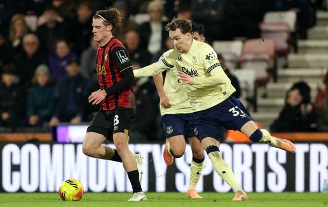 Alex Scott of AFC Bournemouth and James Garner of Everton in action AFC Bournemouth v Everton, Premier League, Football, Vitality Stadium, Bournemouth, UK - 02 Dec 2025Bournemouth Vitality Stadium United Kingdom EDITORIAL USE ONLY No use with unauthorised audio, video, data, fixture lists, club league logos or live services. Online in-match use limited to 120 images, no video emulation. No use in betting, games or single club league player publications. Copyright: xKieranxMcManus Shutterstockx 16005565u