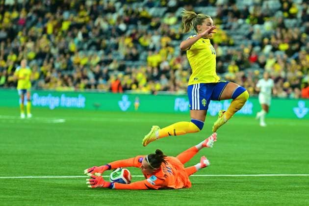 Pauline Peyraud-Magnin (16 France) and Johanna Rytting Kaneryd (19 Sweden) during the UEFA Nations League game on December 2nd 2025 between Sweden and France at Stockholm Arena in Stockholm, Sweden Copyright: xPeterxSonander SPPx Sportspressphoto_SPR69076