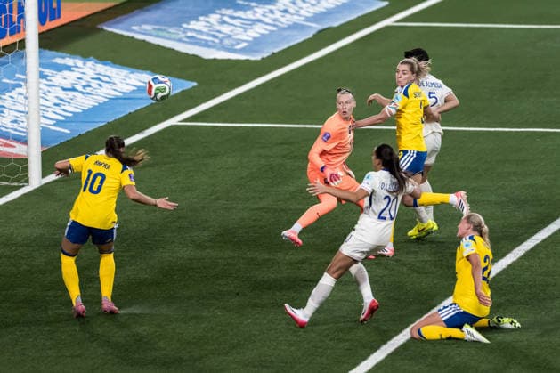 251202 Rosa Kafaji of Sweden scores the 2 1 goal during the Women s Nations League bronze medal second leg match between Sweden and France on December 2, 2025 in Stockholm Photo Joel Marklund BILDBYRAN kod JM JM0754 bbeng fotboll football soccer fotball nations league uefa womens nations league bronsmatch bronze medal match dam sverige sweden frankrike france  Copyright: JOELxMARKLUND BB251202JM023