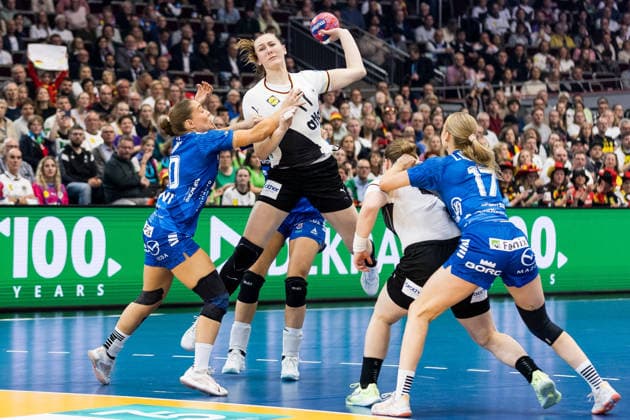 DORTMUND, GERMANY - DECEMBER 2: Viola Leuchter (Germany, 77) with the ball against Suna Hansen (Faroe Islands, 10) during the 27th IHF Women’s World Handball Championship match between Germany vs. Faroe Islands at Westfalenhalle on matchday 1 of the main round of the 27th IHF Women’s World Handball Championship on December 2, 2025 in Dortmund, Germany. North Rhine Westphalia Germany Copyright: xBEAUTIFULxSPORTS Wunderlx