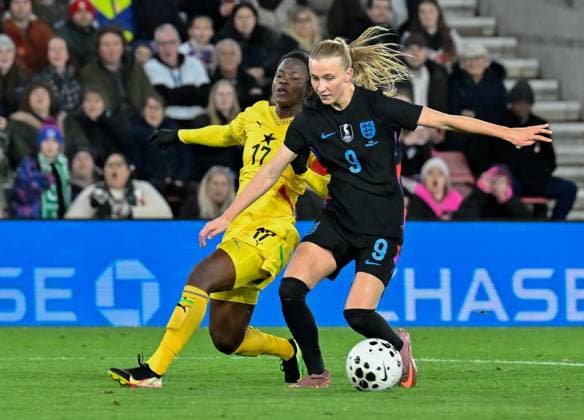 England Women v Ghana Women International Friendly, Länderspiel, Nationalmannschaft Aggie Beever-Jones of England Women in possession against Ghana Women during the International Friendly match at the St Mary s Stadium, Southampton 02 12 2025 UK Newspapers OUT Copyright: xPaulxBlakex FIL-22586-0016
