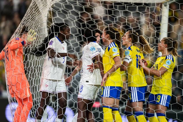251202 Goalkeeper Pauline Peyraud Magnin, Thiniba Samoura and Grace Geyoro of France against Rosa Kafaji, Nathalie Björn and Johanna Rytting Kaneryd of Sweden during the Women s Nations League bronze medal second leg match between Sweden and France on December 2, 2025 in Stockholm Photo Simon Hastegard BILDBYRAN kod SH JM0754 bbeng fotboll football soccer fotball nations league uefa women s nations league bronsmatch bronze medal match dam sverige sweden frankrike france  Copyright: SIMONxHASTEGARD BB251202SH047